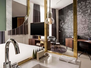 Suite – junior, 1 kingsize-seng | Italienske Frette-laken, sengetøy av topp kvalitet, dundyner og minibar