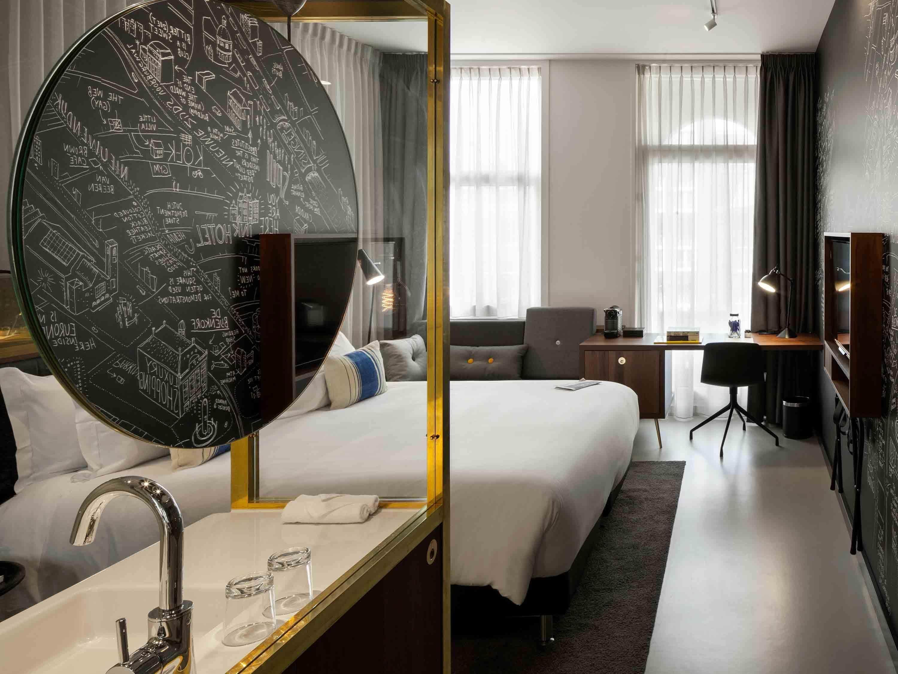 Deluxe Room, 1 King Bed | Frette Italian sheets, premium bedding, down comforters, minibar