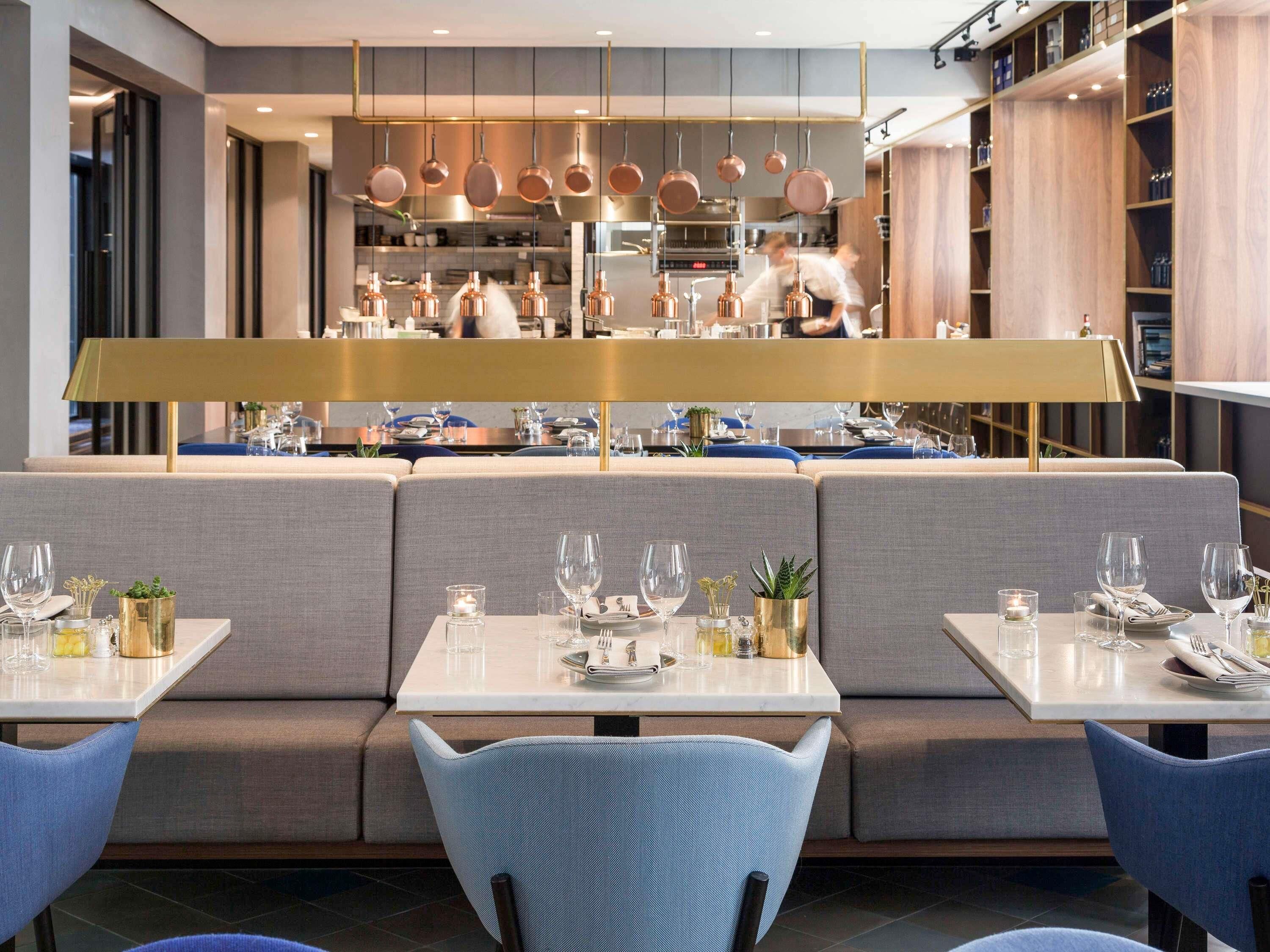 Serveert ontbijt, lunch, diner, internationale gerechten 