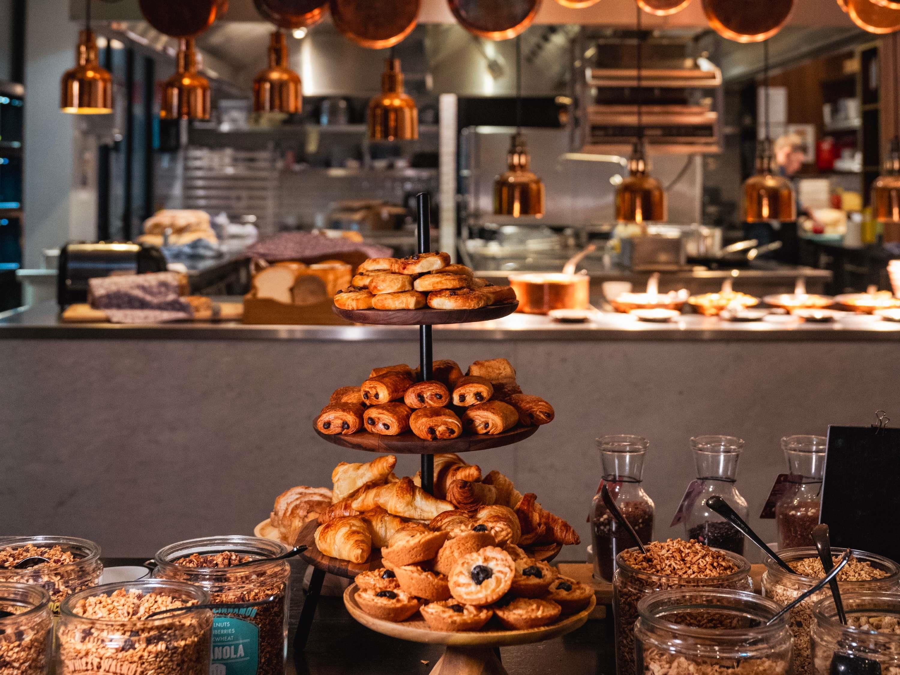 Een buffet met diverse gebakjes en granola repen.
