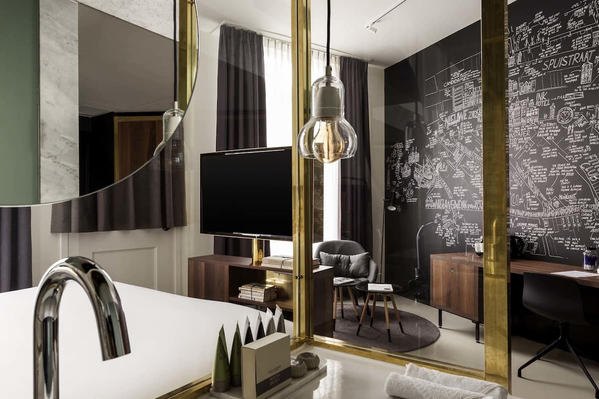 Junior Suite, 1 King Bed | Frette Italian sheets, premium bedding, down comforters, minibar