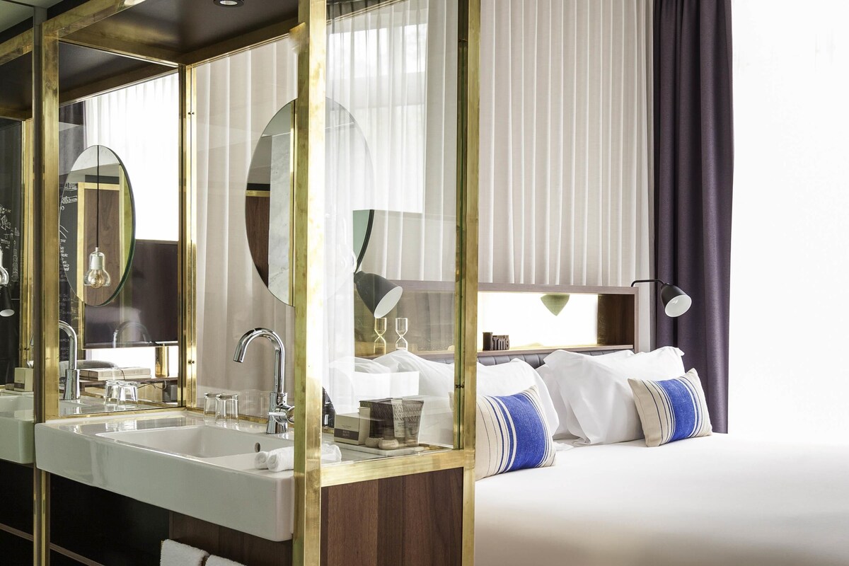 Junior Suite, 1 King Bed | Frette Italian sheets, premium bedding, down duvets, minibar