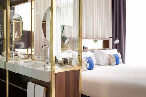 Junior Suite, 1 King Bed | Frette Italian sheets, premium bedding, down duvets, minibar