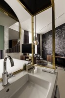 Dusche, Regendusche, umweltfreundliche Kosmetikartikel, Haartrockner