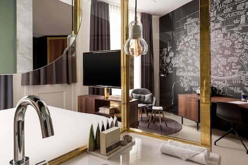 Junior Suite, 1 King Bed | Frette Italian sheets, premium bedding, down comforters, minibar