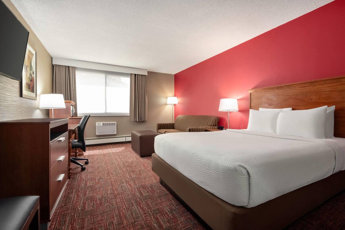 Room, 1 Queen Bed with Sofa bed, Mobility Accessible (Roll-In Shower) | Desk, blackout drapes, iron/ironing board, cribs (surcharge)