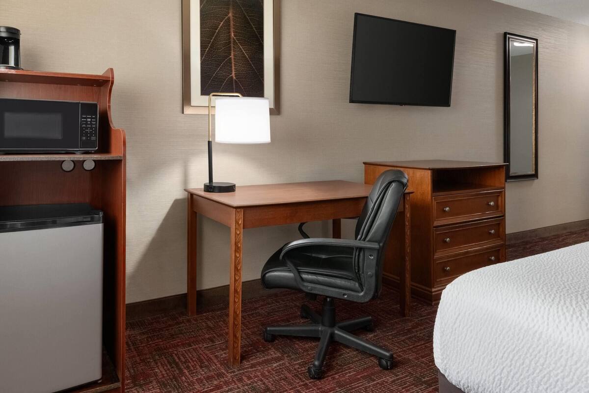 Room, 1 King Bed, Non Smoking | Desk, blackout drapes, iron/ironing board, cribs (surcharge)
