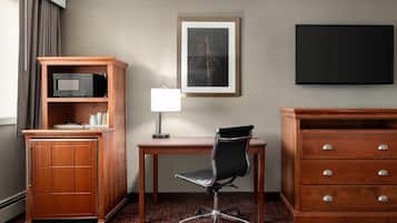 Deluxe Room, 1 King Bed, Non Smoking | Desk, blackout drapes, iron/ironing board, cribs (surcharge)
