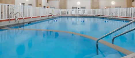 Piscina coberta (horari: 08:00-23:00) i para-sols