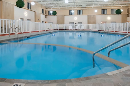 Una piscina techada, abierta desde las 08:00 hasta las 23:00, sombrillas