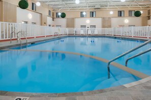 Piscine couverte, accès possible de 08 h 00 à 22 h 00, chaises longues 