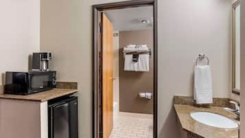 Habitación estándar, 2 camas Queen size, microondas, junto a la alberca | Baño | Tina con regadera, amenidades de baño ecológicas, secadora de cabello