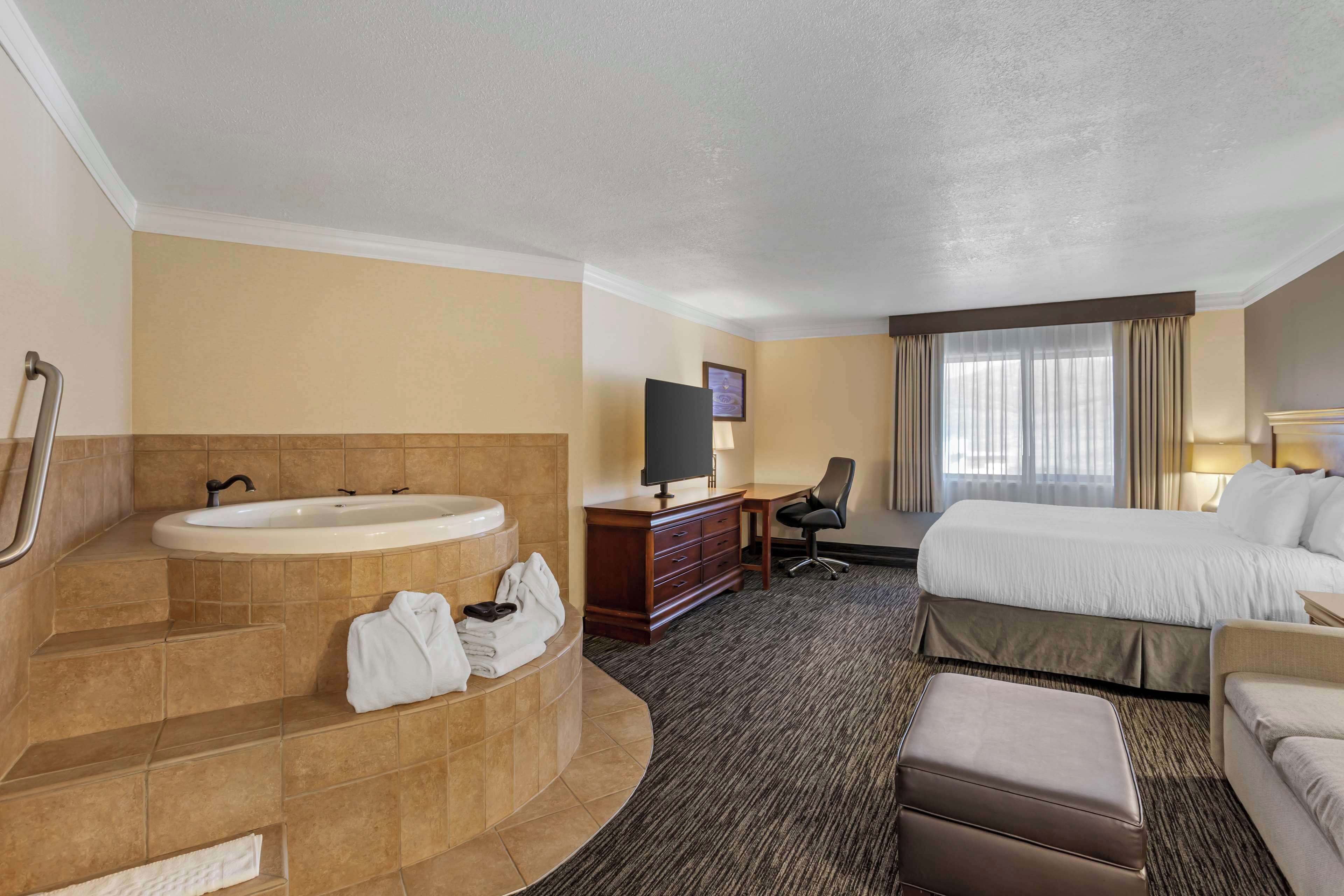 standard room, 1 king bed with sofa bed, non smoking, jetted tub (with sofabed) | 1 bedroom, in-room safe, desk, laptop workspace