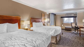 Habitación estándar, 2 camas de matrimonio, frigorífico y microondas (Oversized Room) | Caja fuerte, escritorio, espacio para trabajar con un portátil