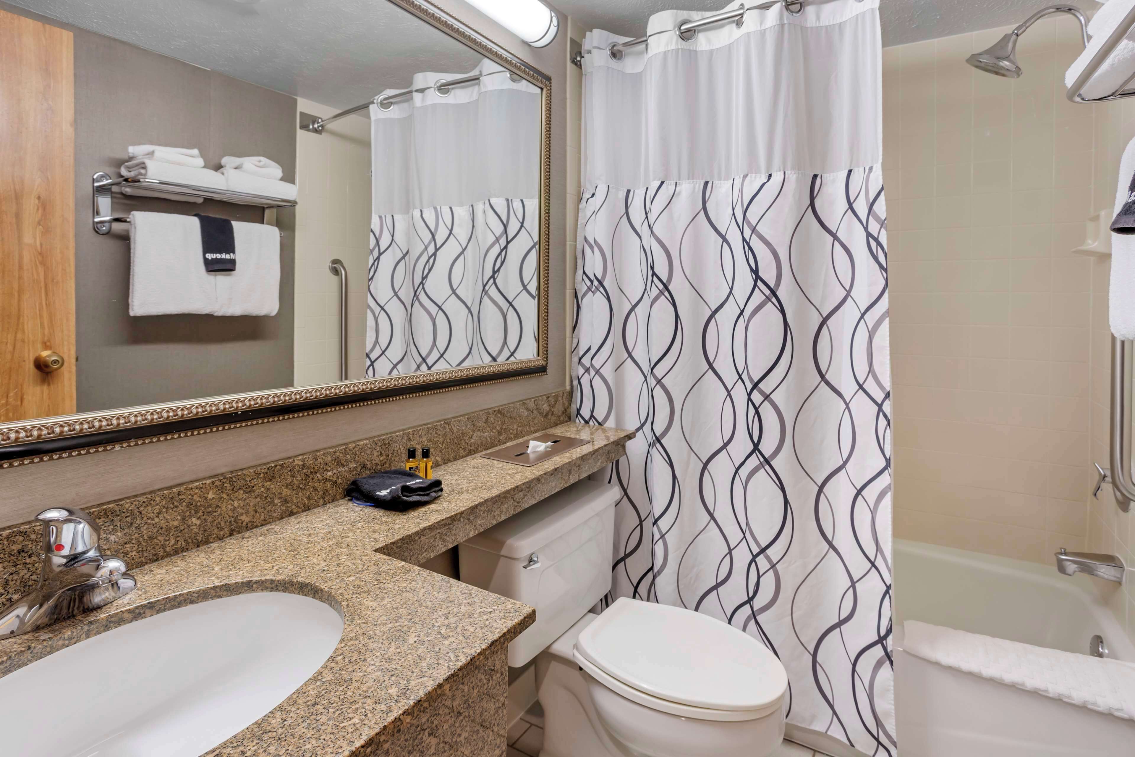 Standard Room, 2 Queen Beds | Bathroom