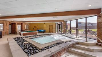 Alberca techada y camastros