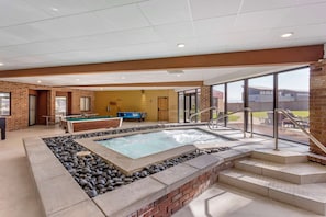 Piscine couverte, chaises longues