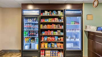 Un área con máquinas expendedoras que ofrecen diferentes bocadillos y bebidas.