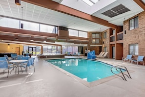 Indoor pool, pool loungers - Best Western Plus Landmark Inn (Park City)