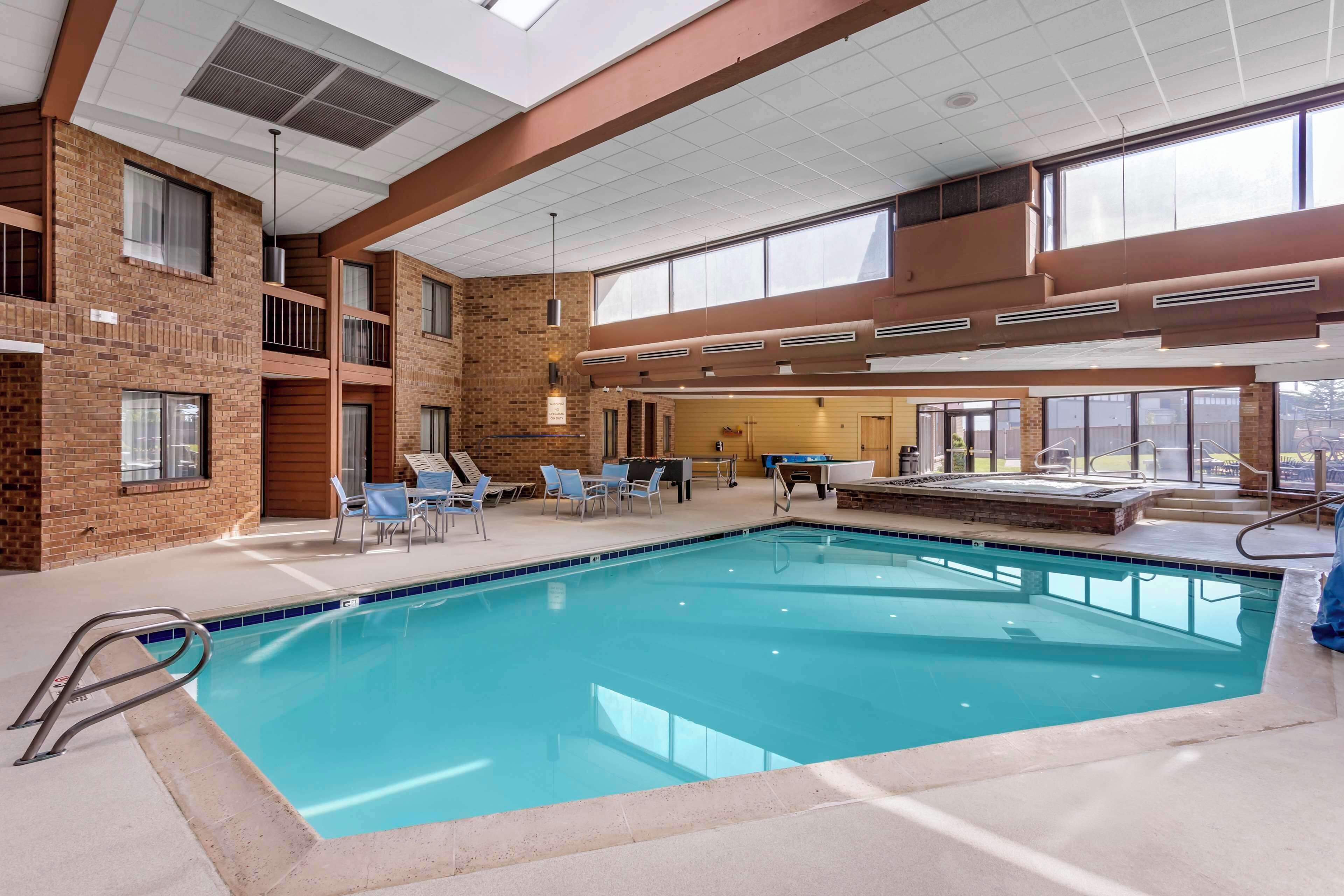 Alberca techada y camastros 