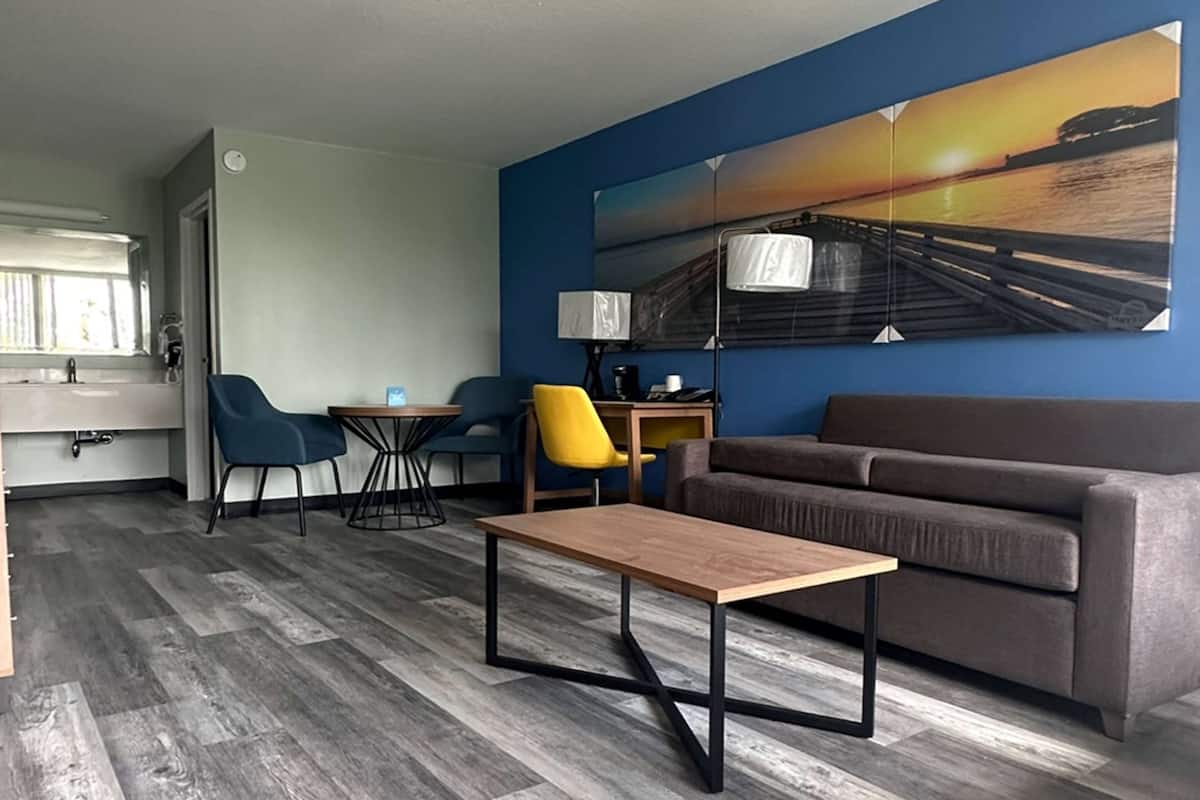 Suite, 1 King Bed, Non Smoking | In-room safe, desk, iron/ironing board, free WiFi