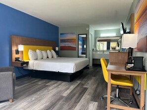 Chambre, 1 grand lit, accessible aux personnes à mobilité réduite, fumeur | Coffre-fort, bureau, fer et planche à repasser, accès au Wi-Fi (inclus)