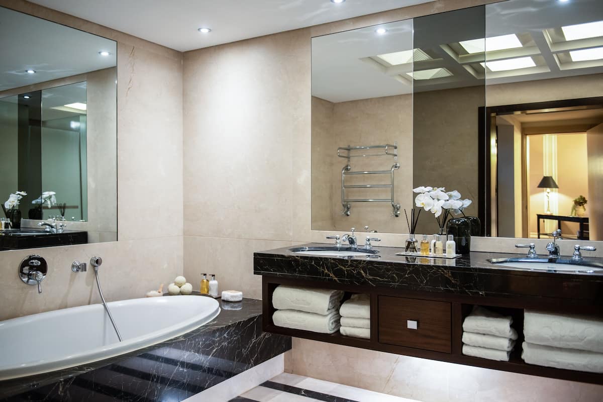 deluxe suite (center) | minibar, in-room safe, desk, laptop workspace