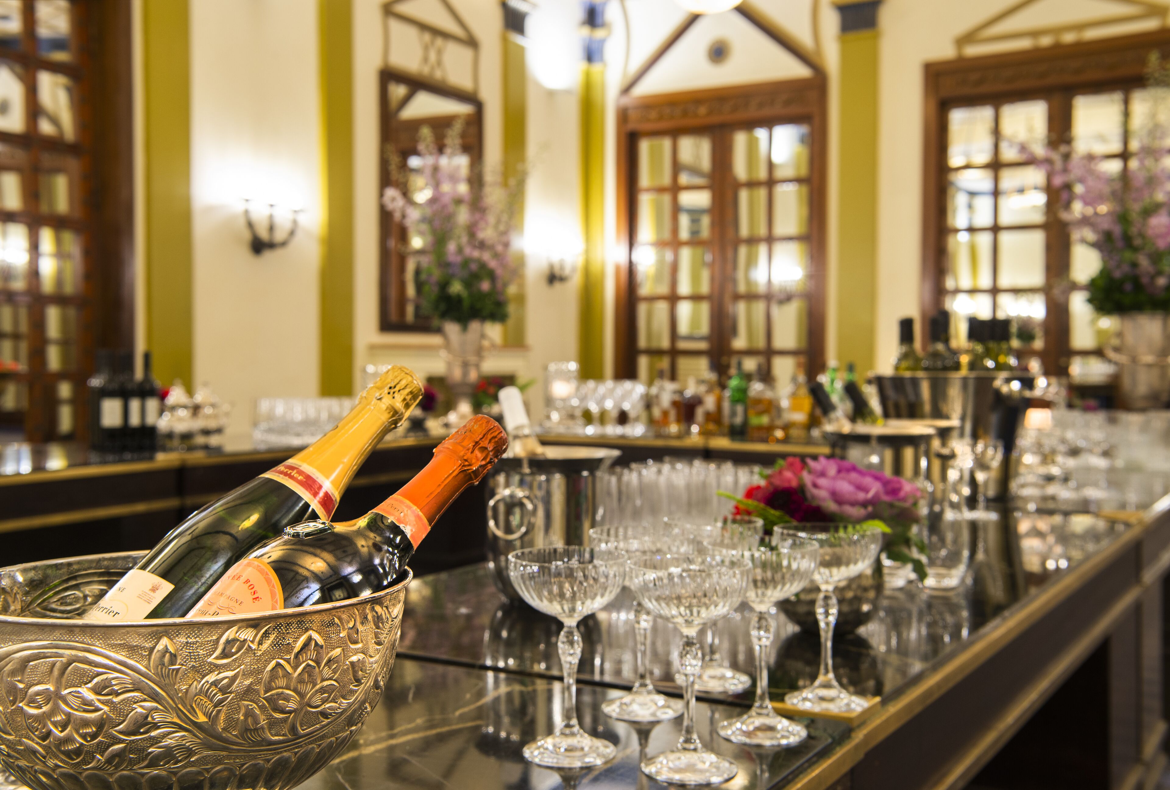 2 bars/lounges, cocktail bar