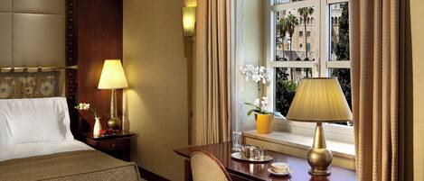 Standard Room | Minibar, in-room safe, desk, laptop workspace