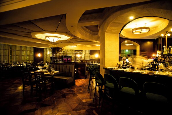 2 restaurants, breakfast, lunch, dinner served; international cuisine