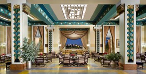 2 bars/lounges, cocktail bar