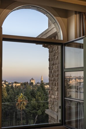 Minibar, in-room safe, desk, laptop workspace - King David Jerusalem (Jerusalem)