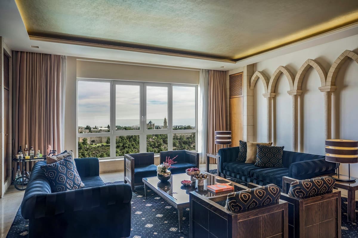 Royal Suite | Minibar, in-room safe, desk, laptop workspace
