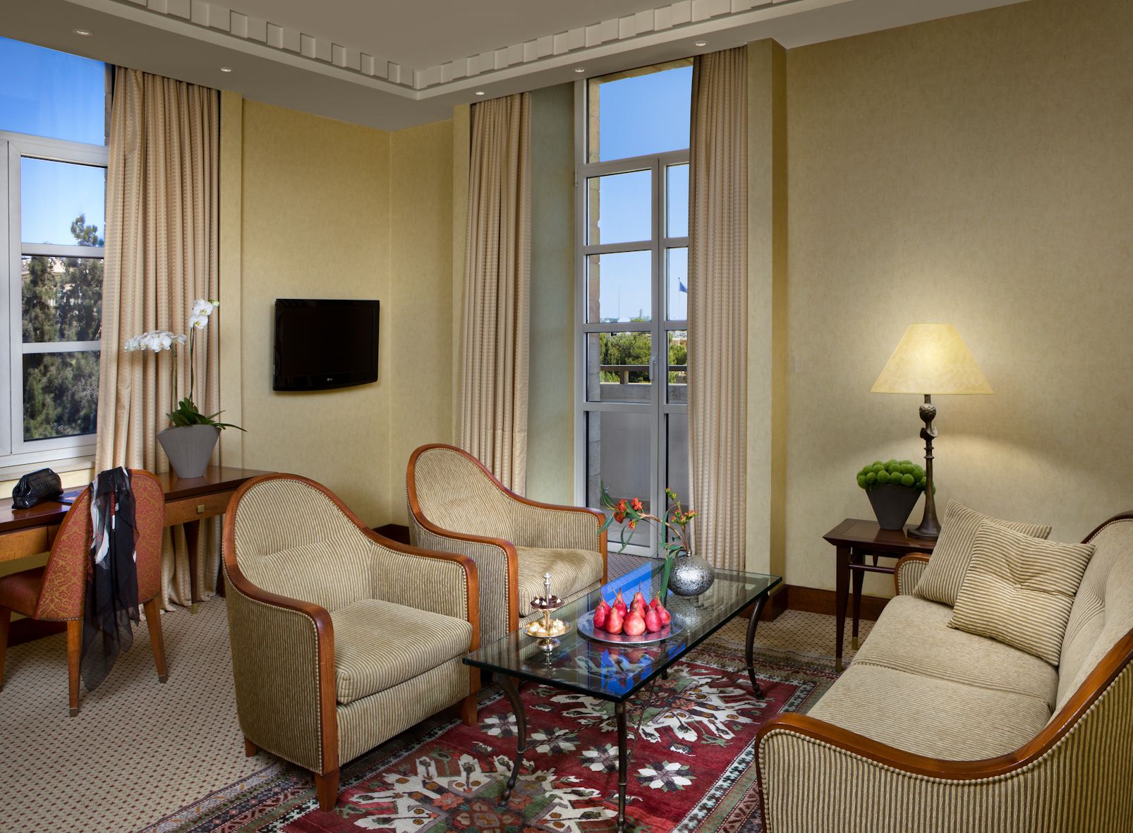 Deluxe Room (New City Floors 1-4) | Minibar, brankas, meja kerja, dan ruang kerja ramah laptop