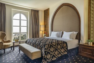 Suite Royal | Minibar, brankas, meja kerja, dan ruang kerja ramah laptop