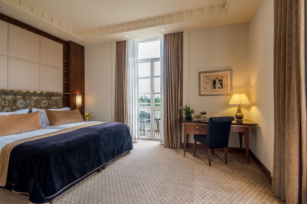 Executive Suite | Minibar, in-room safe, desk, laptop workspace