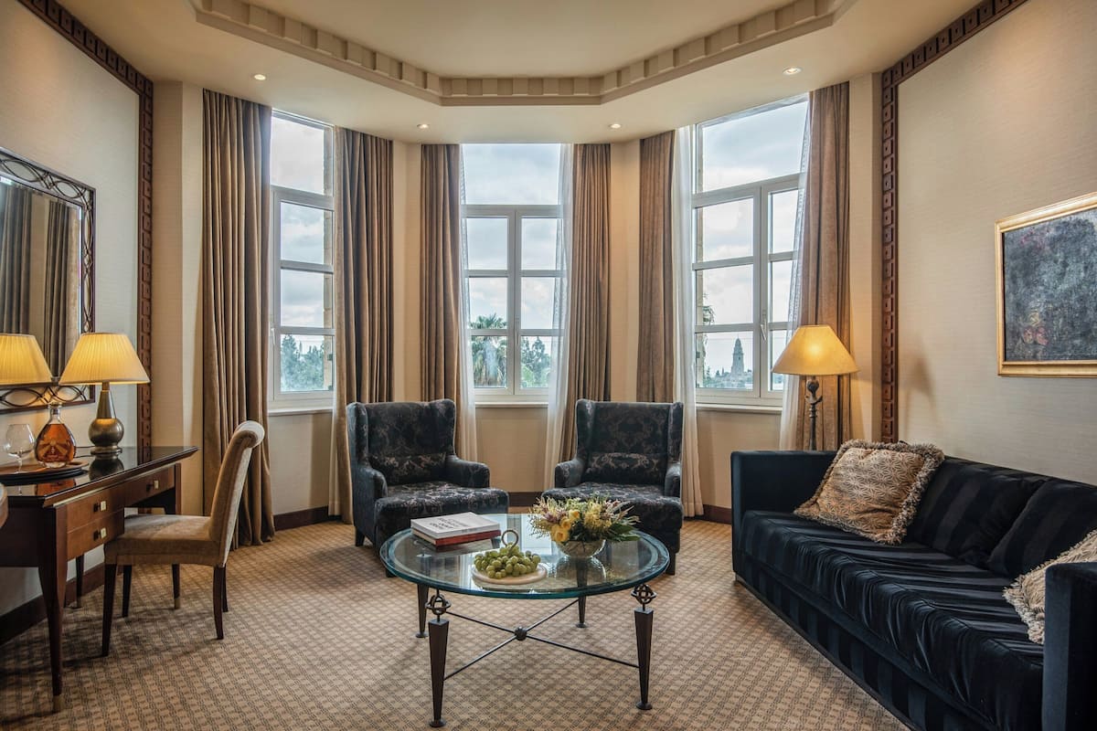 Executive Suite | Minibar, in-room safe, desk, laptop workspace