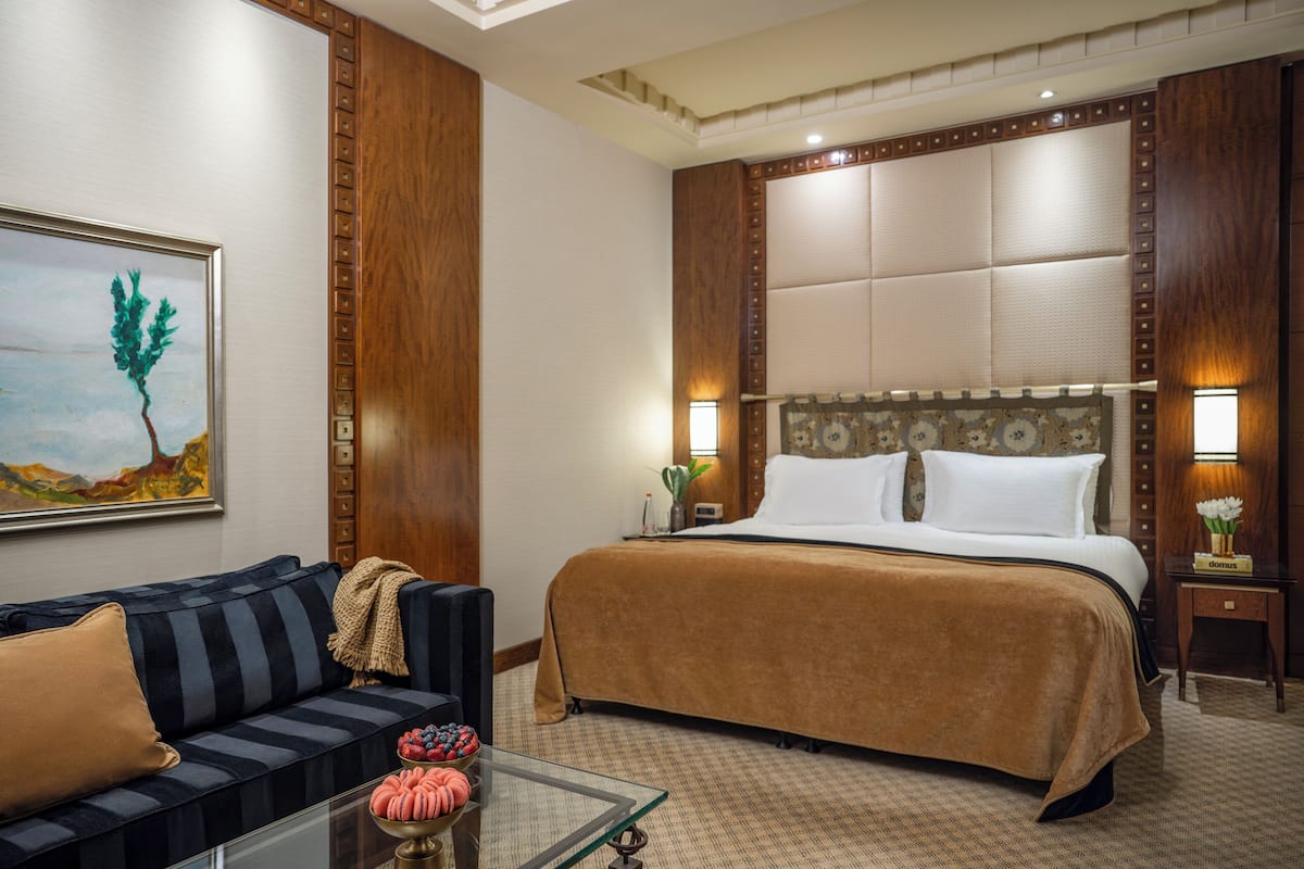 Deluxe Old City | Minibar, in-room safe, desk, laptop workspace