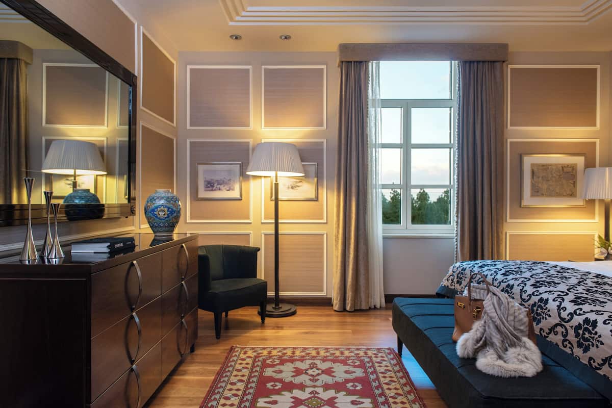 Deluxe Suite (Center) | Minibar, in-room safe, desk, laptop workspace