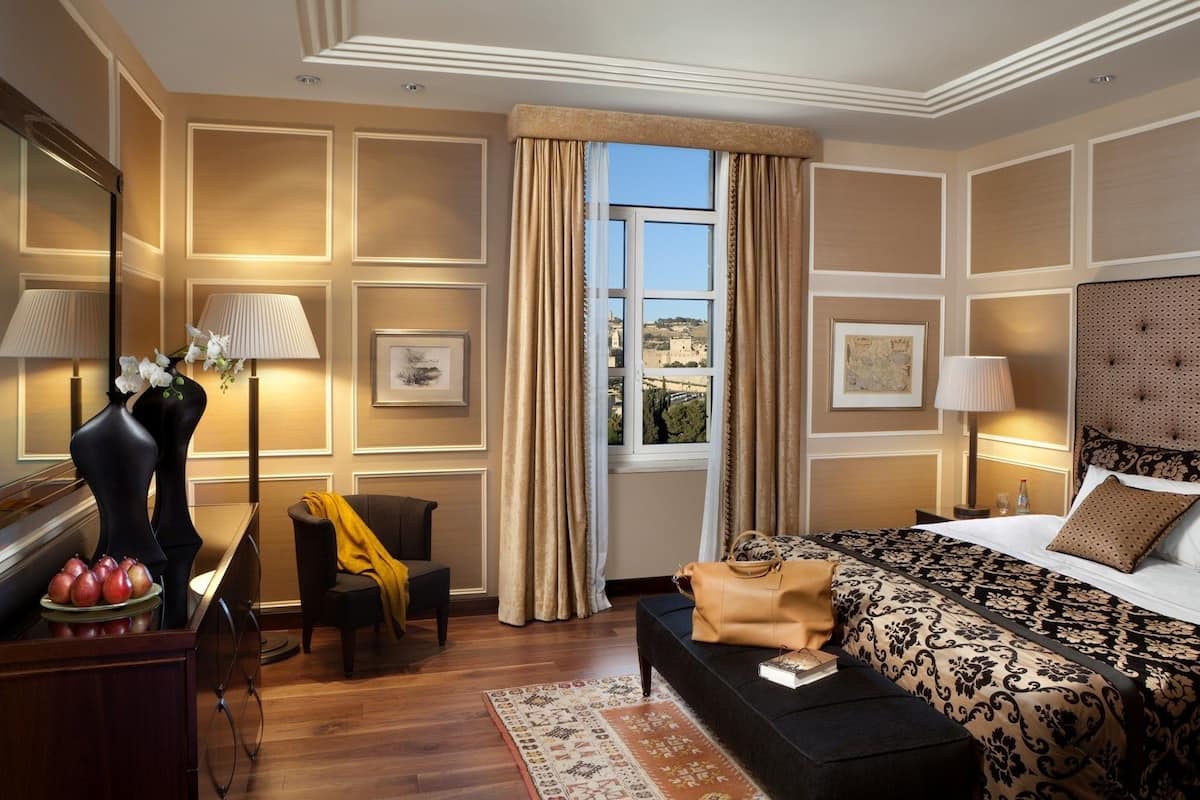 Deluxe Suite | Minibar, in-room safe, desk, laptop workspace