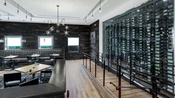 Un restaurante moderno con una bodega de vinos.