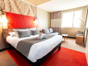 مكتب وتجهيزات عازلة للصوت ومكواة/لوح كي وأسرّة أطفال/رضّع (مجانًا)