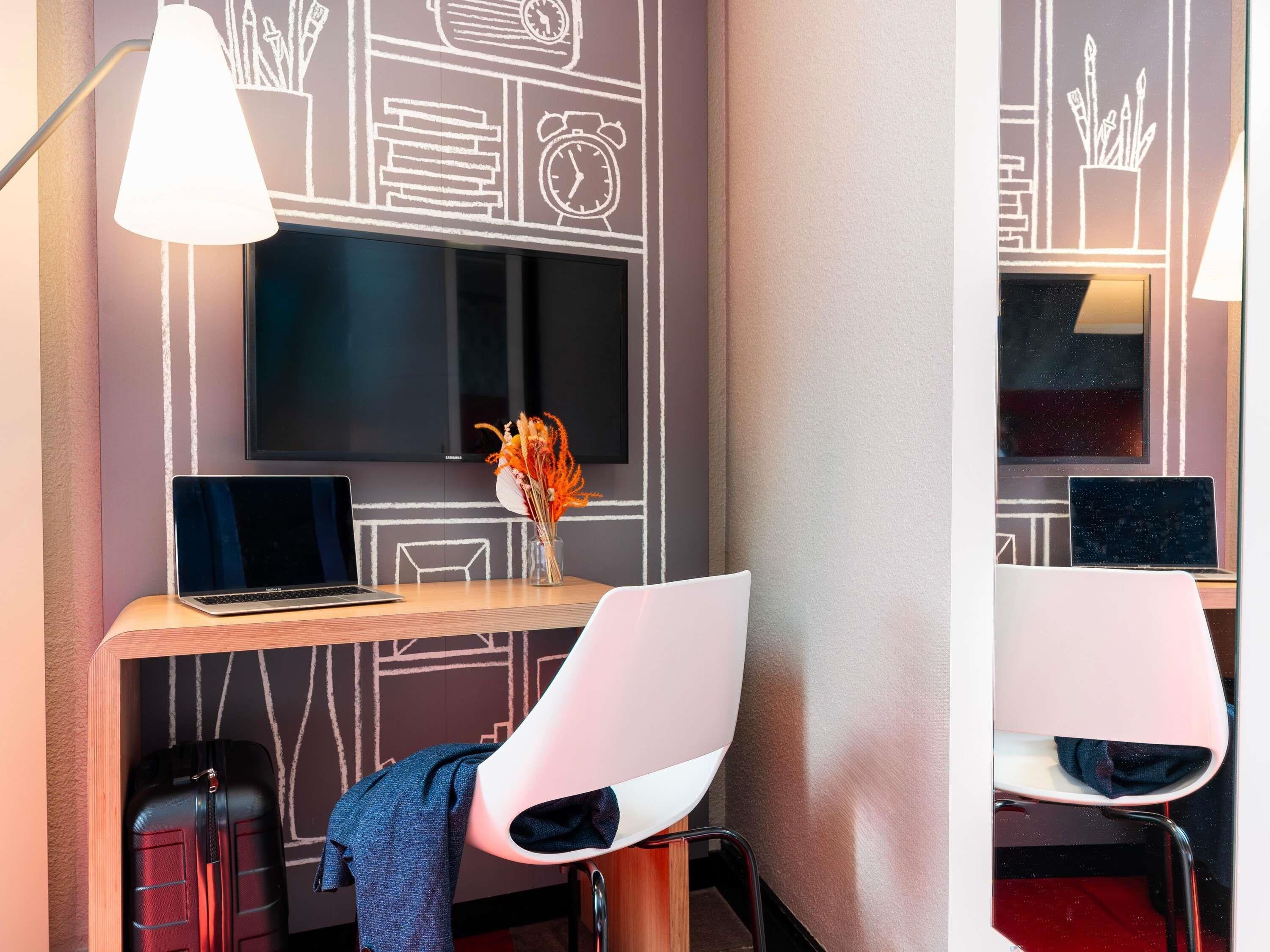 Meja kerja, kedap suara, dan setrika/meja setrika