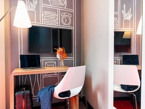 Desk, soundproofing, iron/ironing board, free cribs/infant beds - ibis Cognac Centre (Cognac)