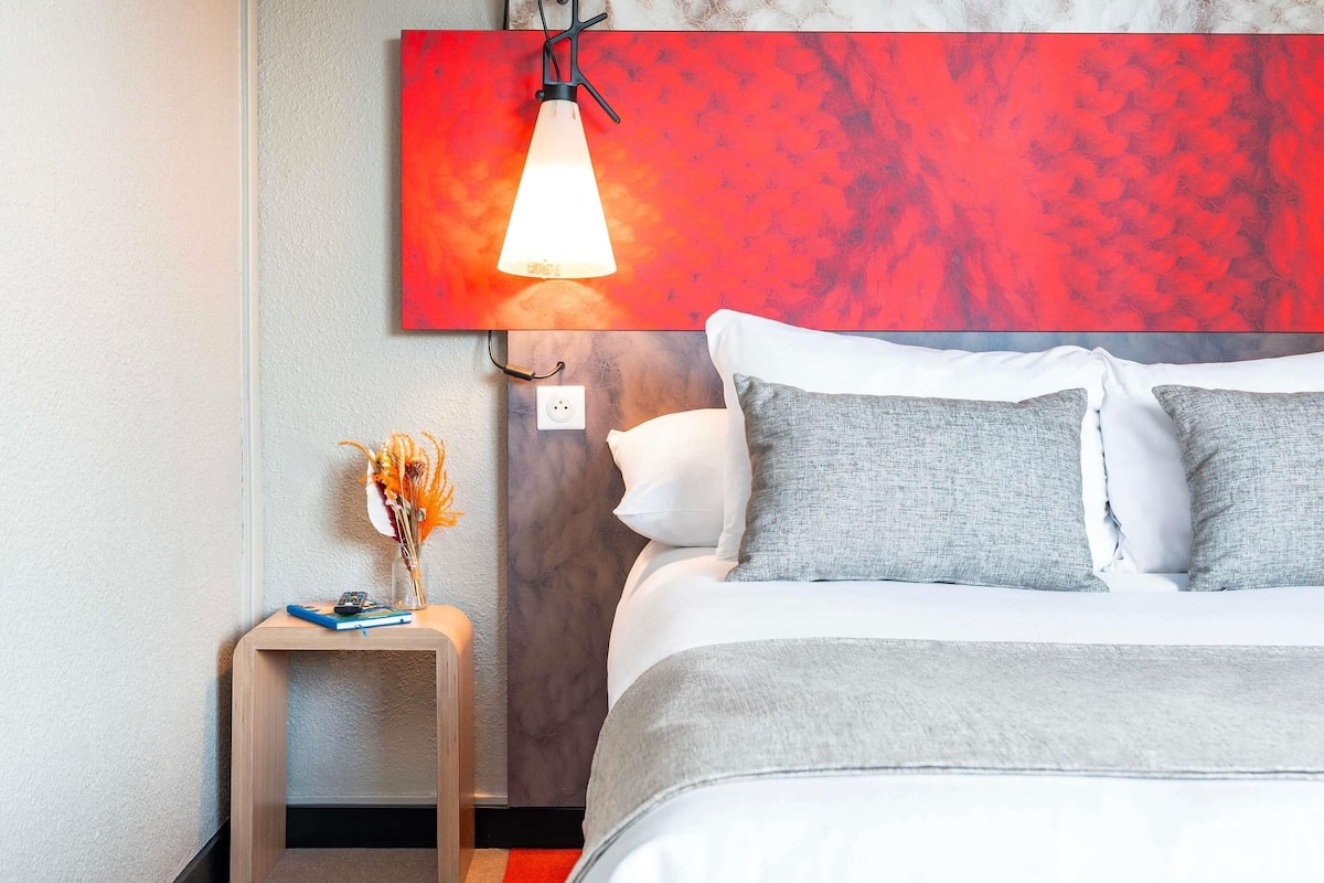 Desk, soundproofing, iron/ironing board, free cribs/infant beds