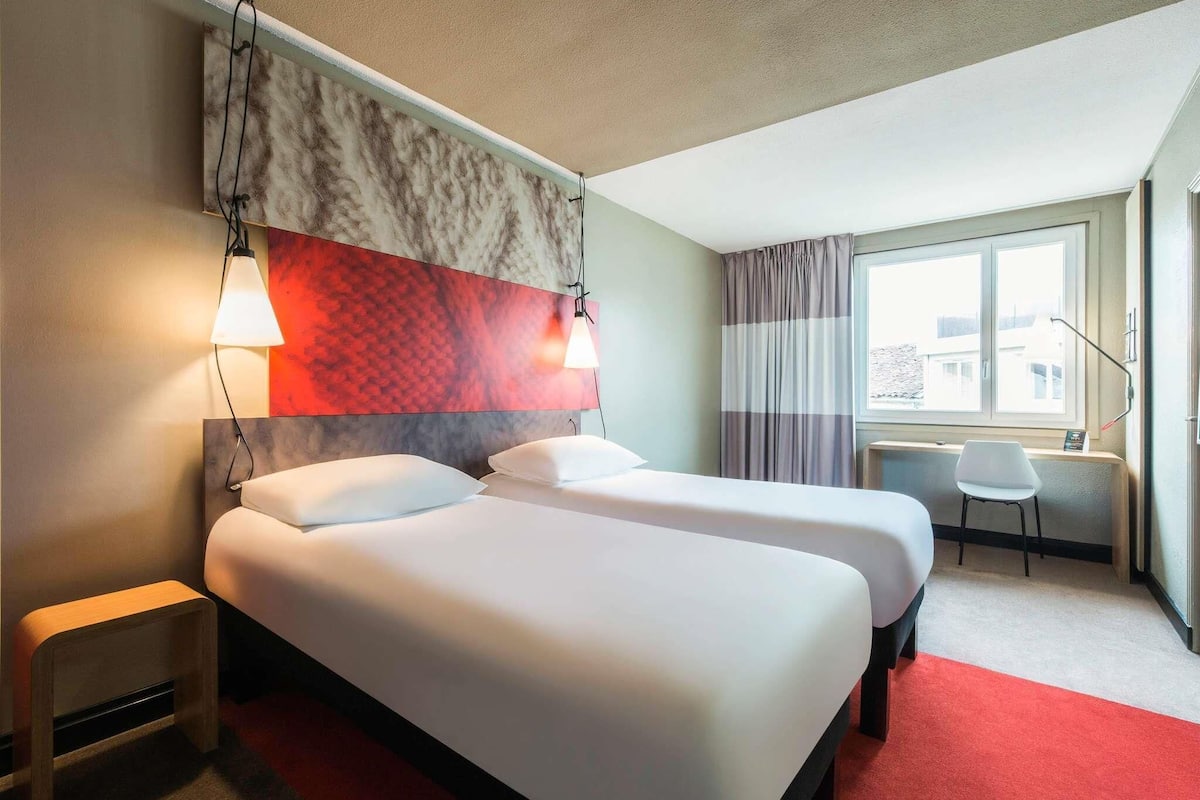 Escritorio, sistema de insonorización y tabla de planchar con plancha