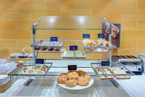 Desayuno continental gratuito y diario