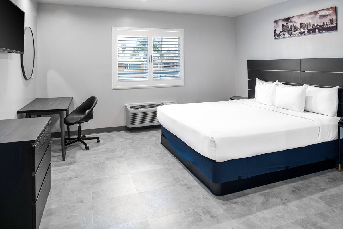 Premium bedding, desk, iron/ironing board, free WiFi