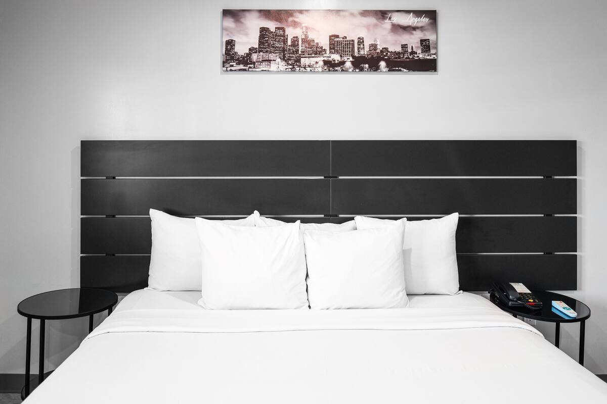 Premium bedding, desk, iron/ironing board, free WiFi