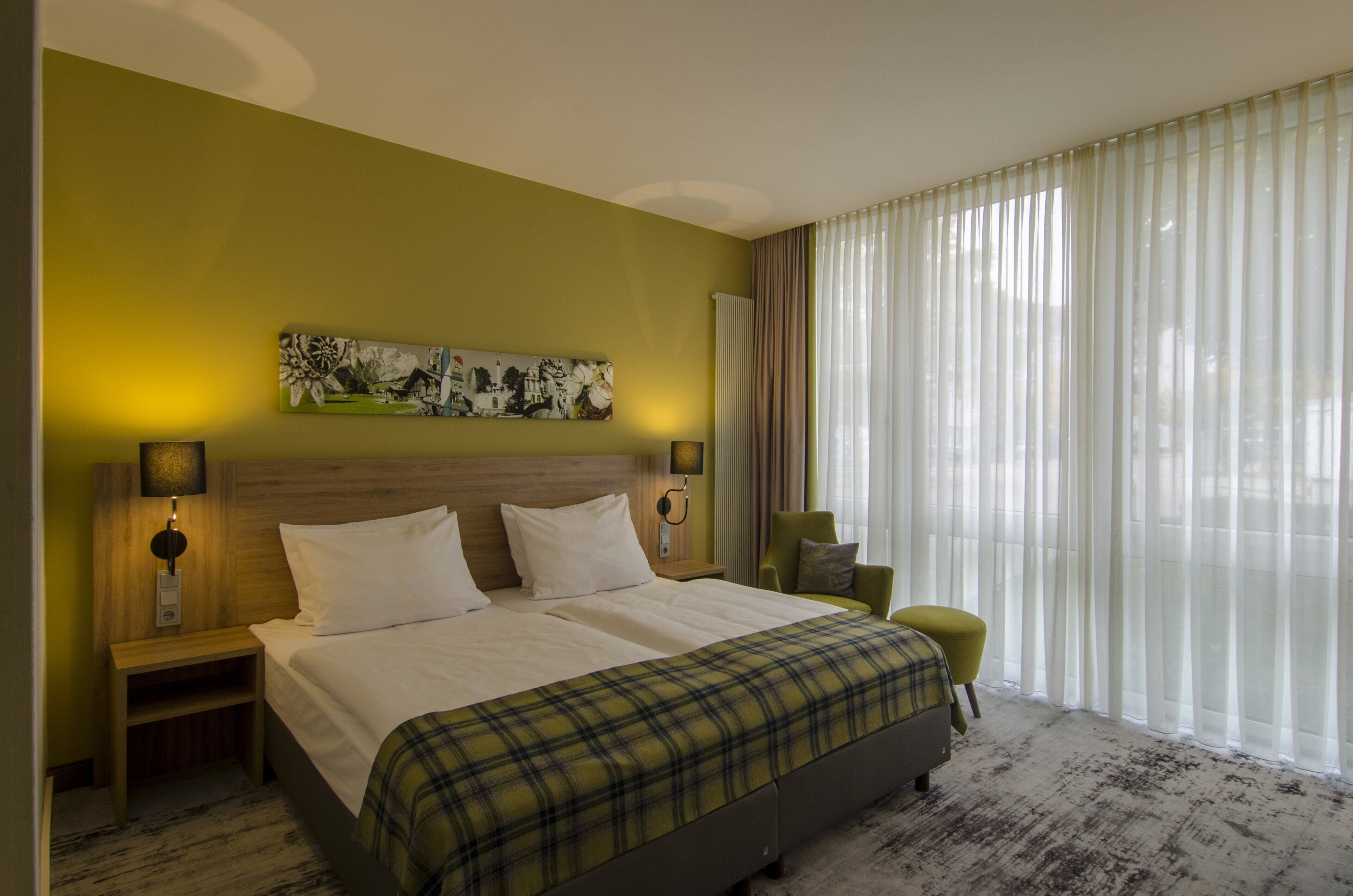 Standard Room, 1 Double Bed | Hypo-allergenic bedding available, in-room safe, desk, blackout drapes